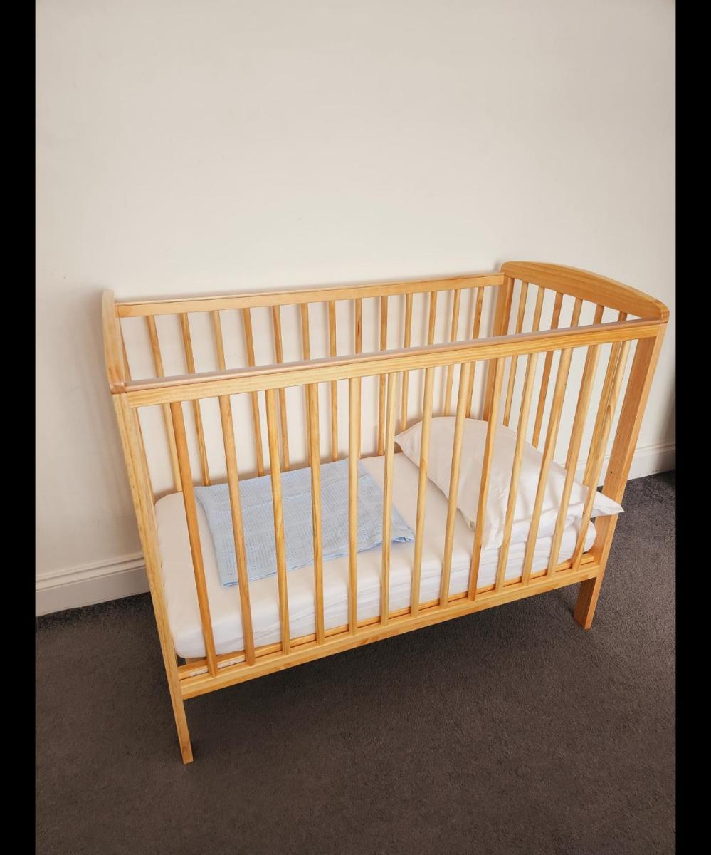 12 Minutes to Central London Kings Cross, 6 minutes walks to the train station - Free parking 3 bed 2 bath fully refurbished flat NO PARTY OR GATHERING ALLOWED - Housity