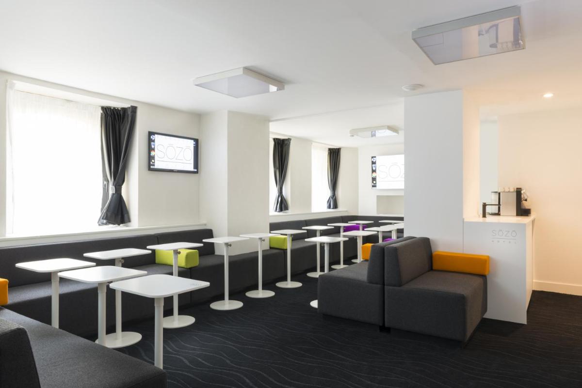 Coin salon dans l'établissement SOZO Hotel
