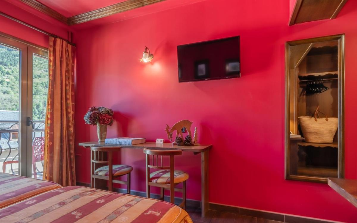 Una televisión o centro de entretenimiento en Hotel Aran La Abuela