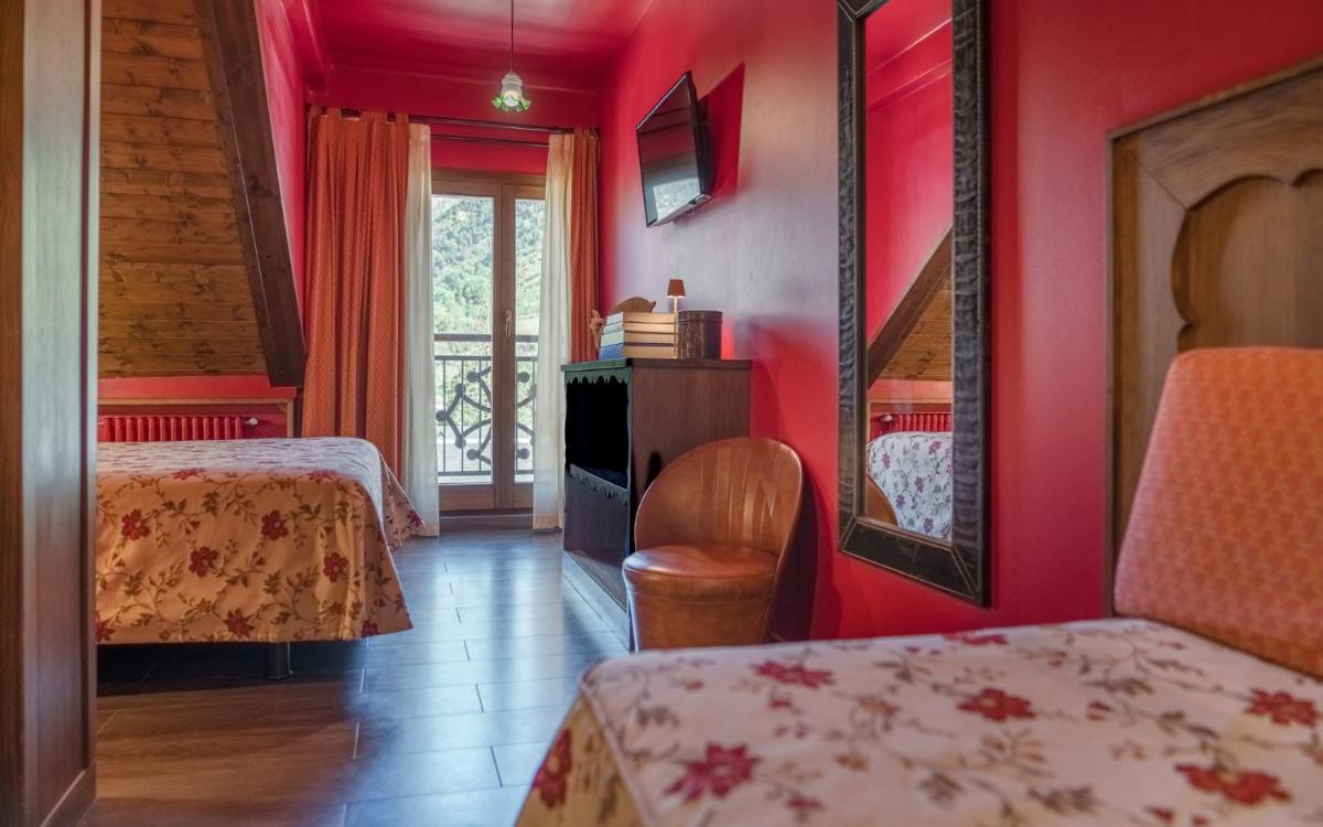 Una televisión o centro de entretenimiento en Hotel Aran La Abuela