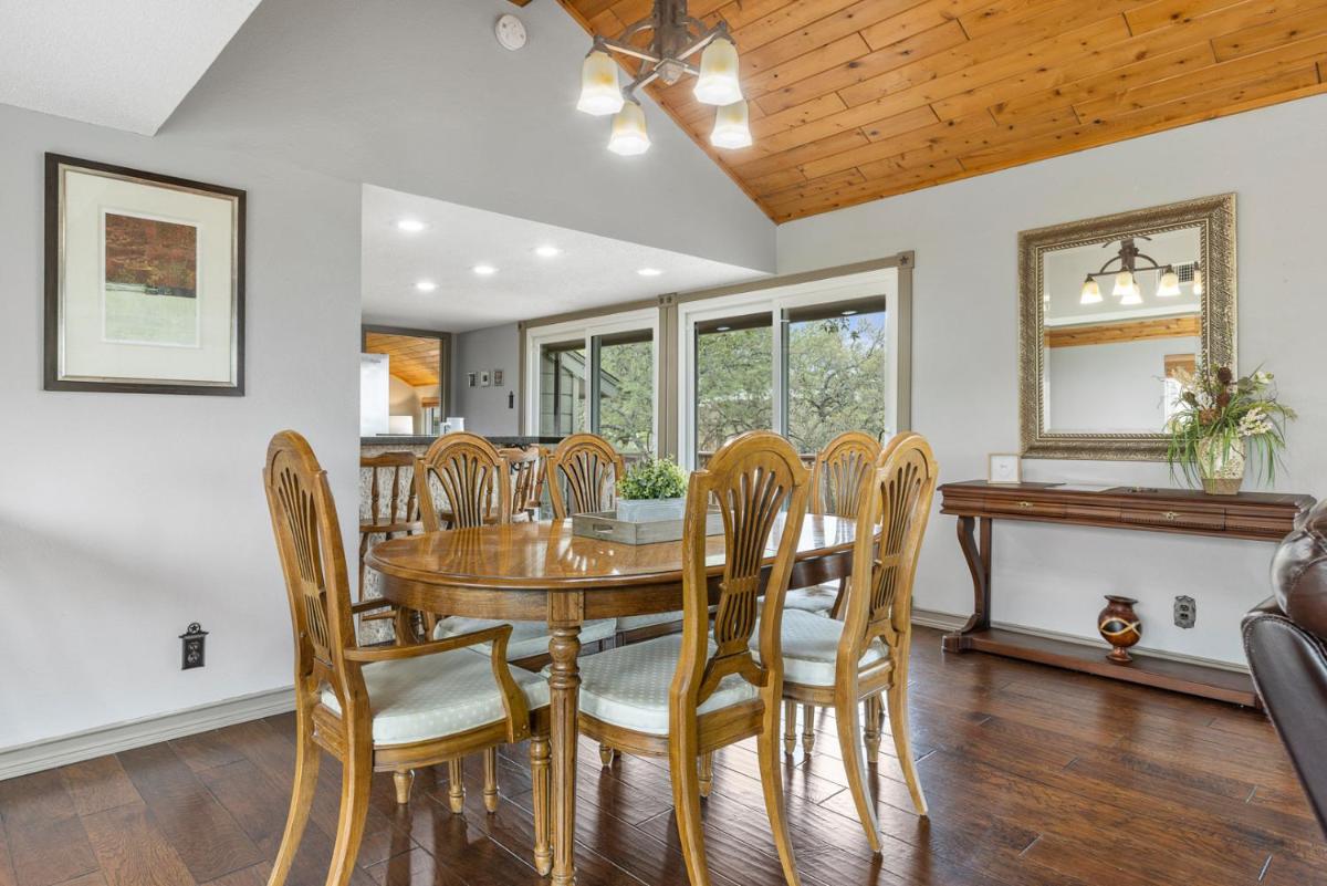 Wine Country Retreat – with a lake view! - Housity