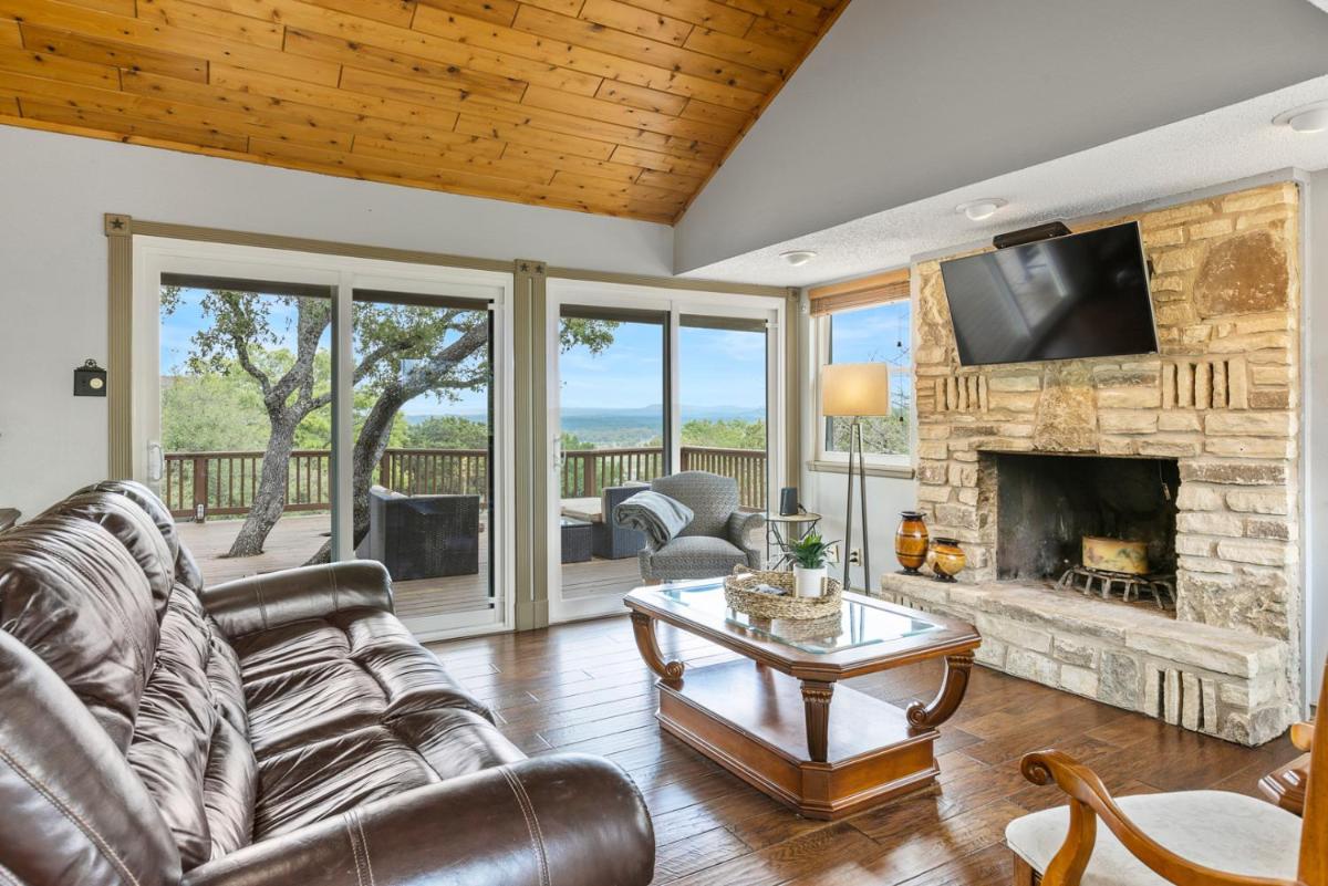 Wine Country Retreat – with a lake view! - Housity