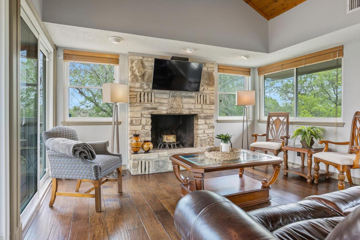 Wine Country Retreat – with a lake view! - Housity