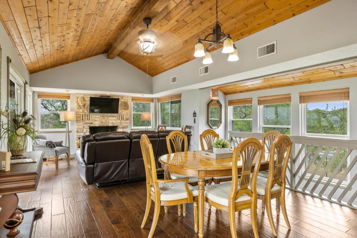 Wine Country Retreat – with a lake view! - Housity