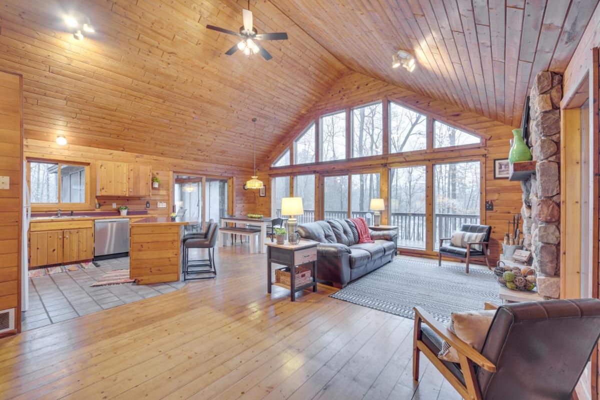 Cozy Wisconsin Cabin with Deck, Kayaks and Lake Views! - Housity