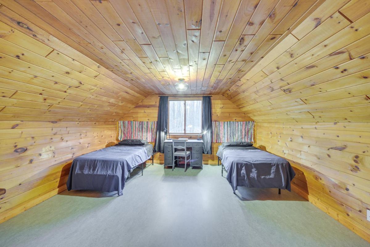 Cozy Wisconsin Cabin with Deck, Kayaks and Lake Views! - Housity