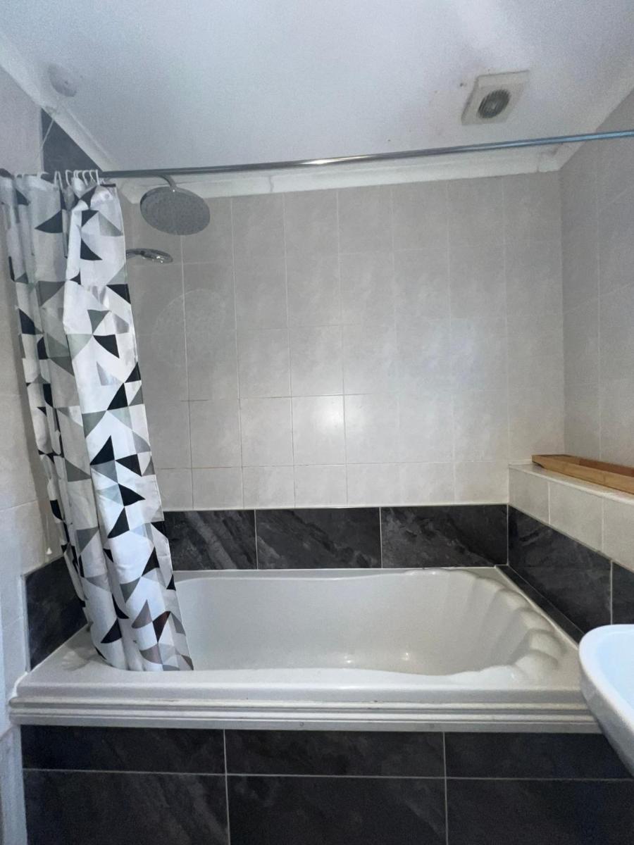 House near to CastleCourt shopping - Housity