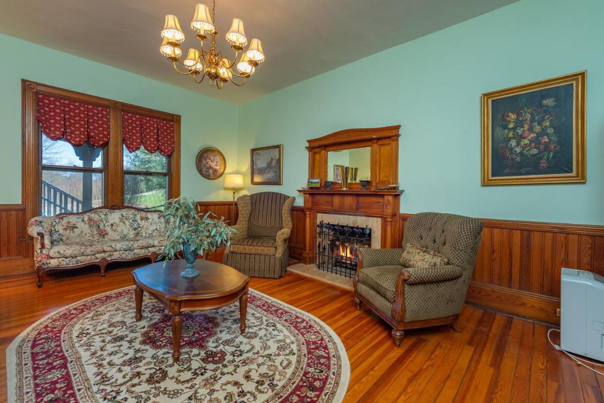 Engadine Inn and Cabins - Housity
