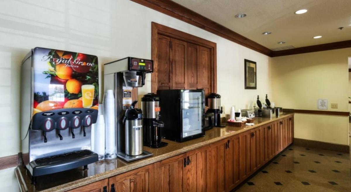 Mountain Inn & Suites Airport - Hendersonville - Housity