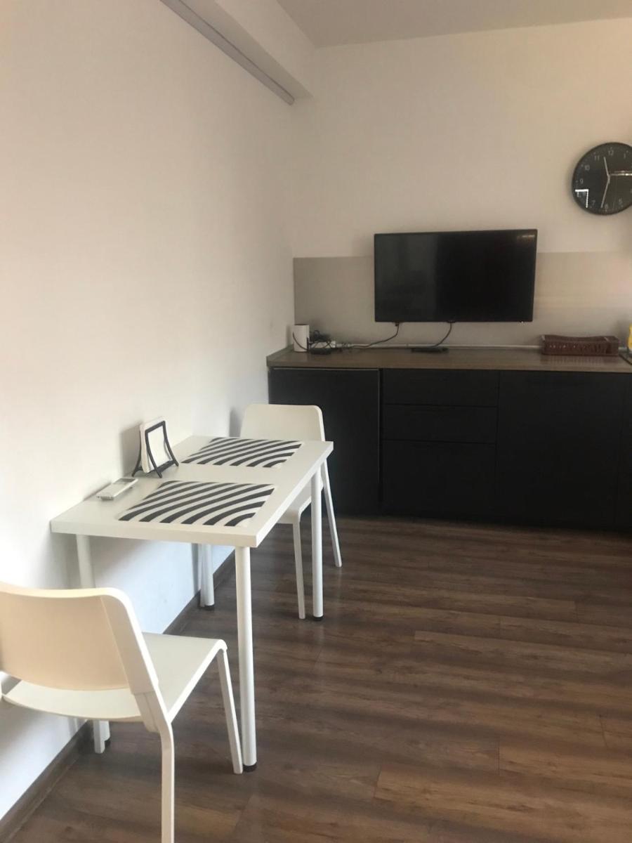 Lilia 3 Self-Check in apartment with hot water despite prevention in the neighborhood, food and drink shop open until 10 pm and free parking area next ot 24 hours food and drink shop and free parking area - Housity