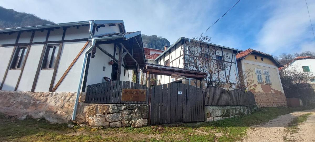 Golemi kamik Pirot - Housity