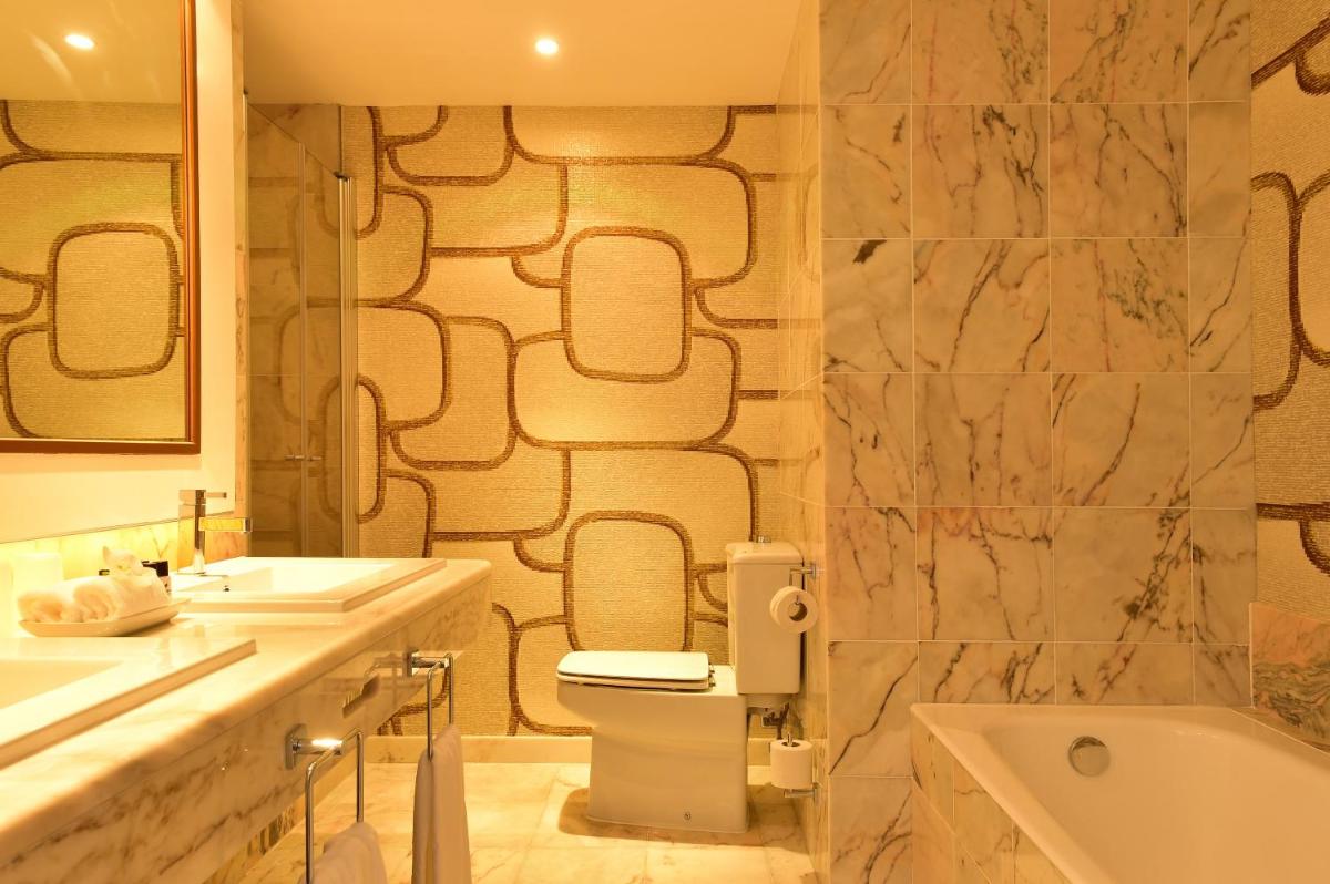 Uma casa de banho em Pestana Alvor Praia Premium Beach & Golf Resort