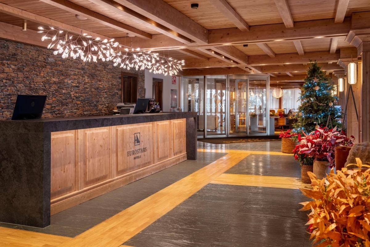 vestíbulo con árbol de Navidad y recepción en Eurostars La Pleta, en Baqueira Beret