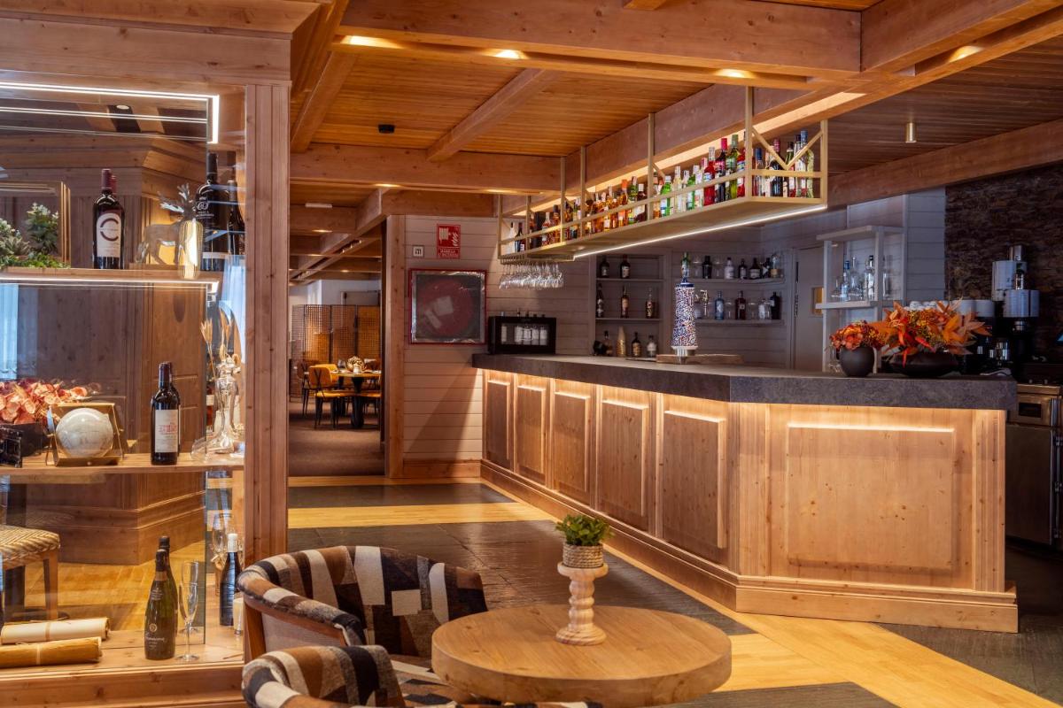El salón o zona de bar de Eurostars La Pleta