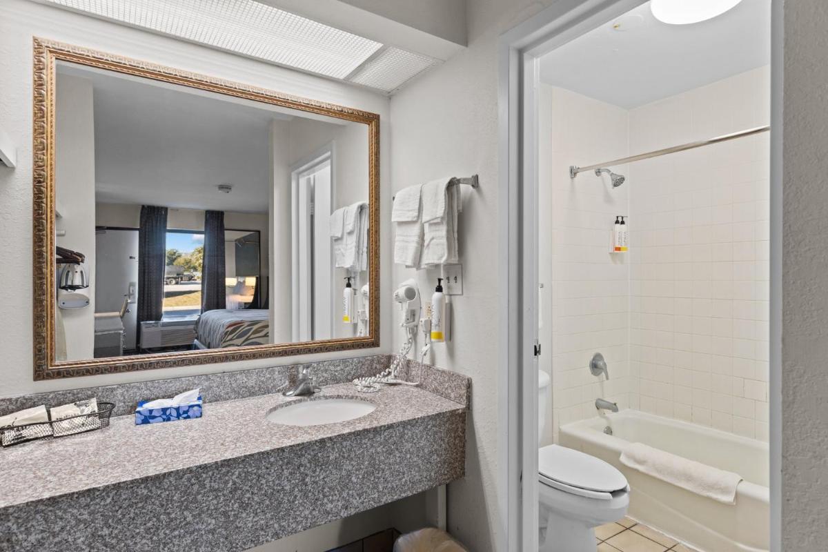 Garnet Inn & Suites, Morehead City near Atlantic Beach - Housity