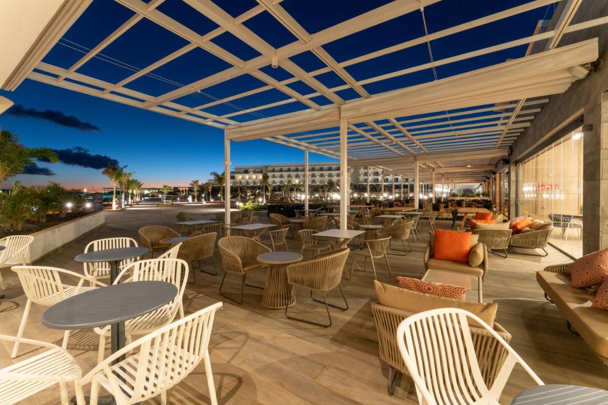 Un restaurante o sitio para comer en Barceló Playa Blanca
