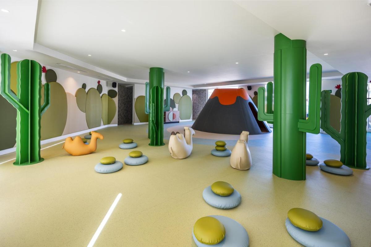 Una representación de una sala de juegos con cactus. en Barceló Playa Blanca, en Playa Blanca