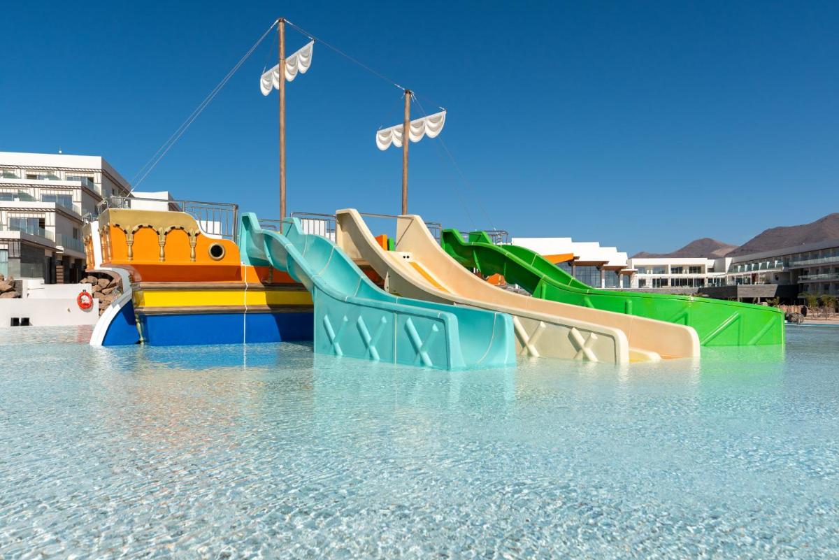 un grupo de toboganes en un parque acuático en Barceló Playa Blanca, en Playa Blanca