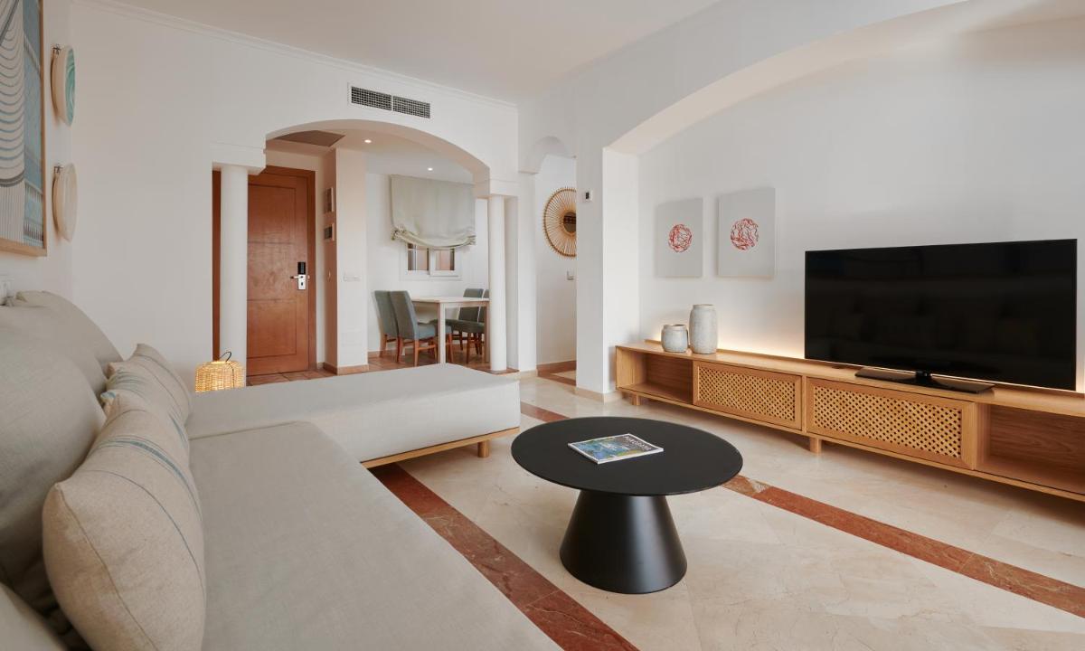 Una televisión o centro de entretenimiento en Grupotel Gran Vista & Spa