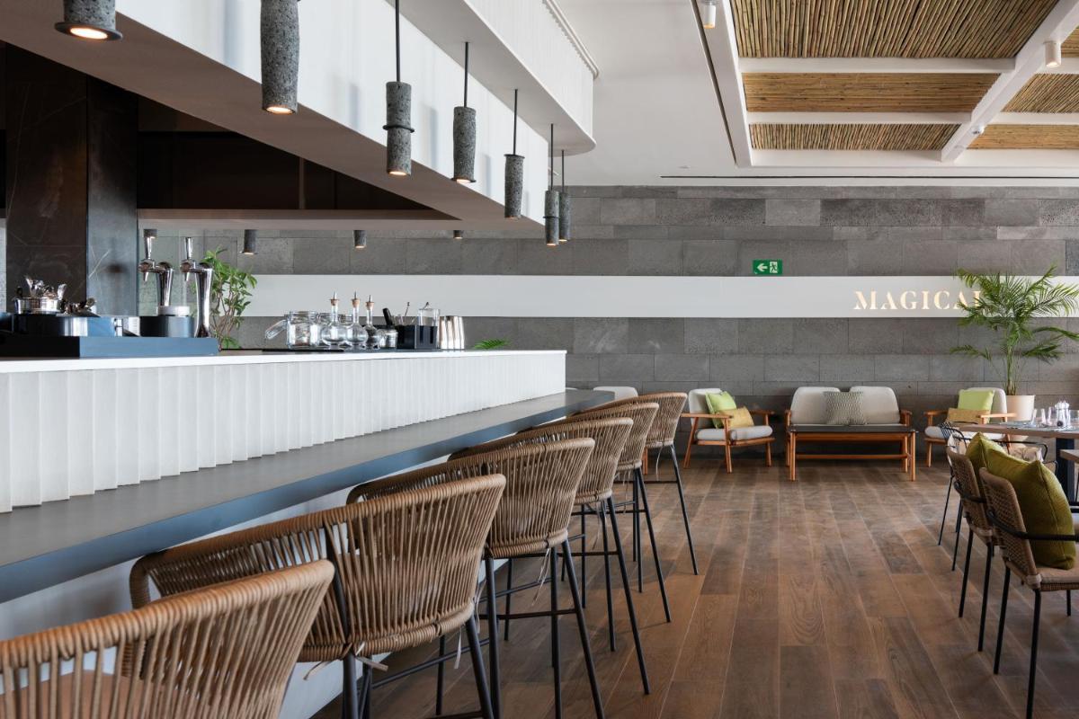 una fila de sillas en un restaurante con bar en Barceló Playa Blanca Royal Level - Adults Only, en Playa Blanca 34 fotos más