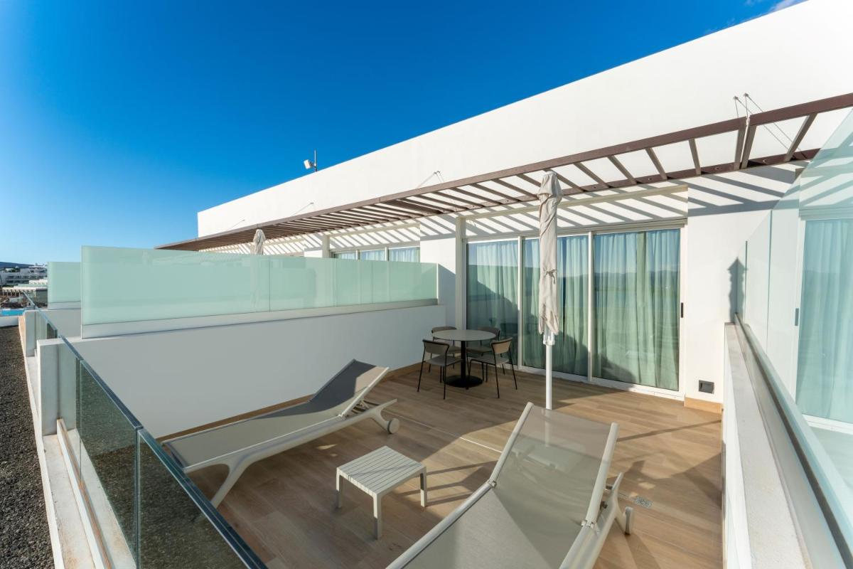Un balcón o terraza de Barceló Playa Blanca Royal Level - Adults Only