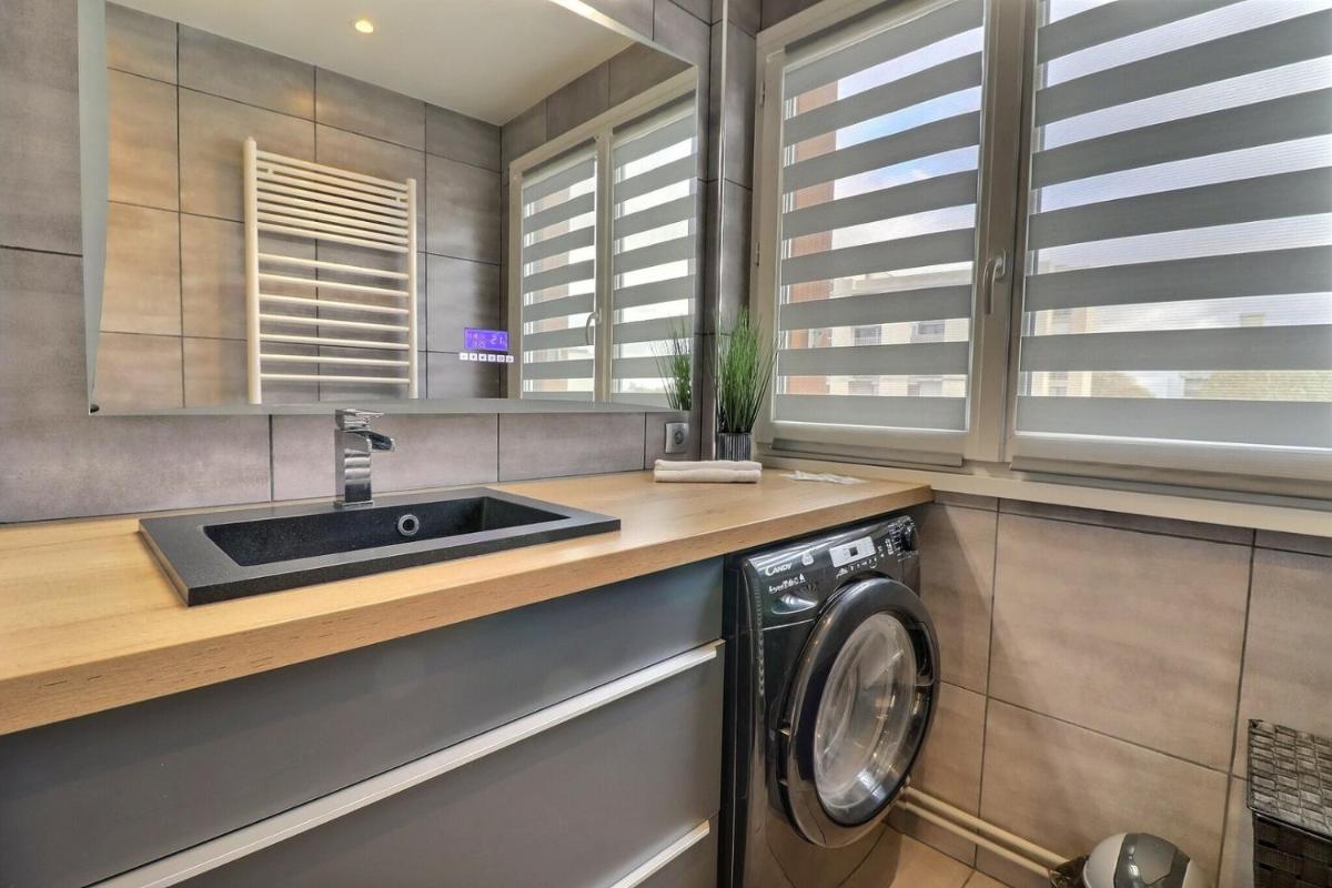 L'Antre Chic Appart Terrasse Proche commerces - Housity