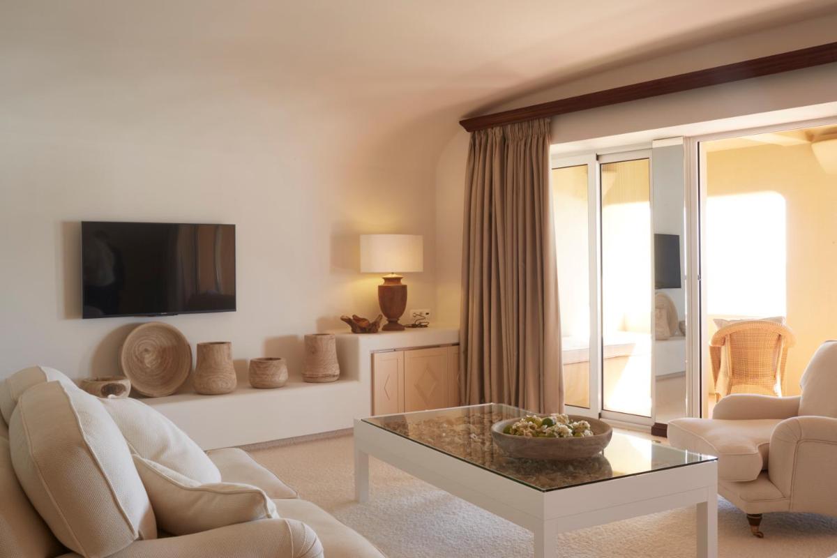 uma sala de estar com um sofá e uma mesa em Vila Joya em Albufeira