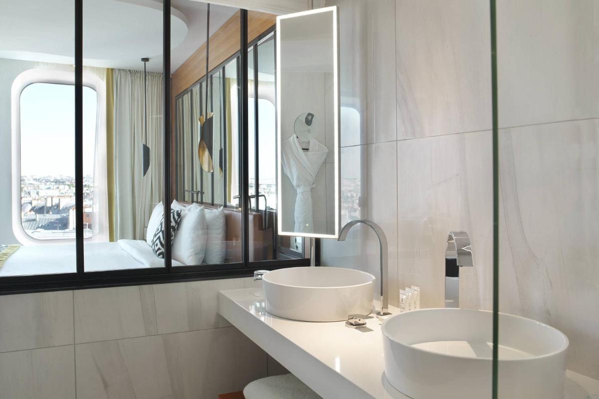 Salle de bains dans l'établissement Renaissance Paris Republique Hotel & Spa