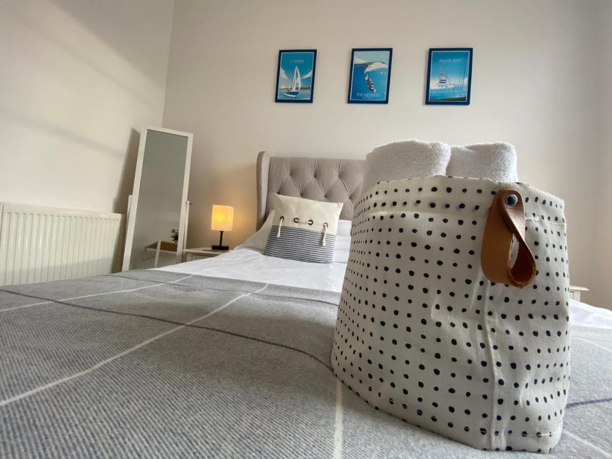 Wight On The Beach, Sleeps 4, Free Off Road Parking, Balcony with Sea Views - Housity