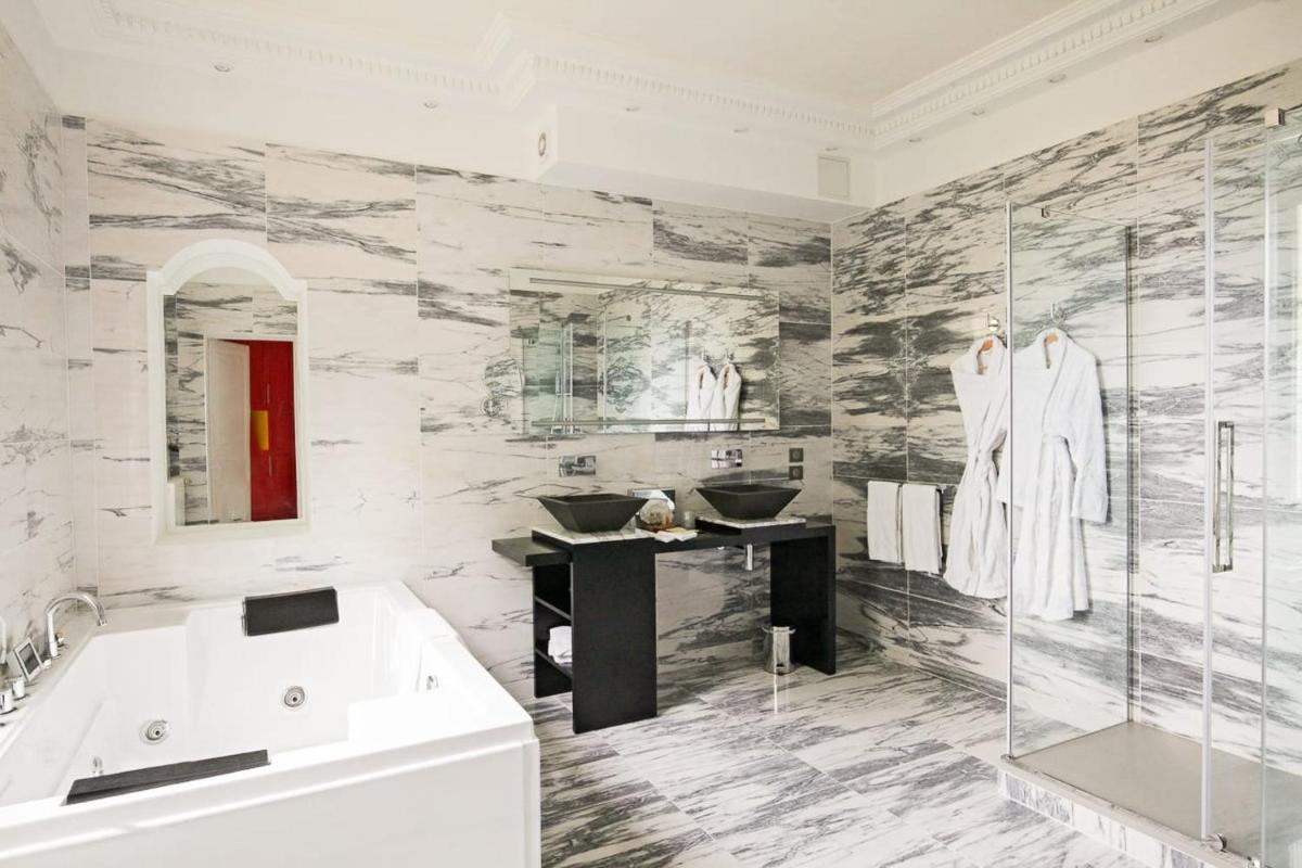 Salle de bains dans l'établissement Les Jardins d'Epicure