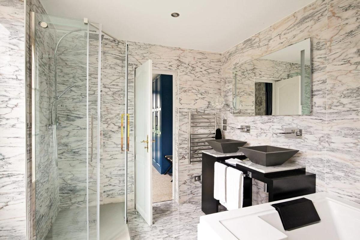 Salle de bains dans l'établissement Les Jardins d'Epicure