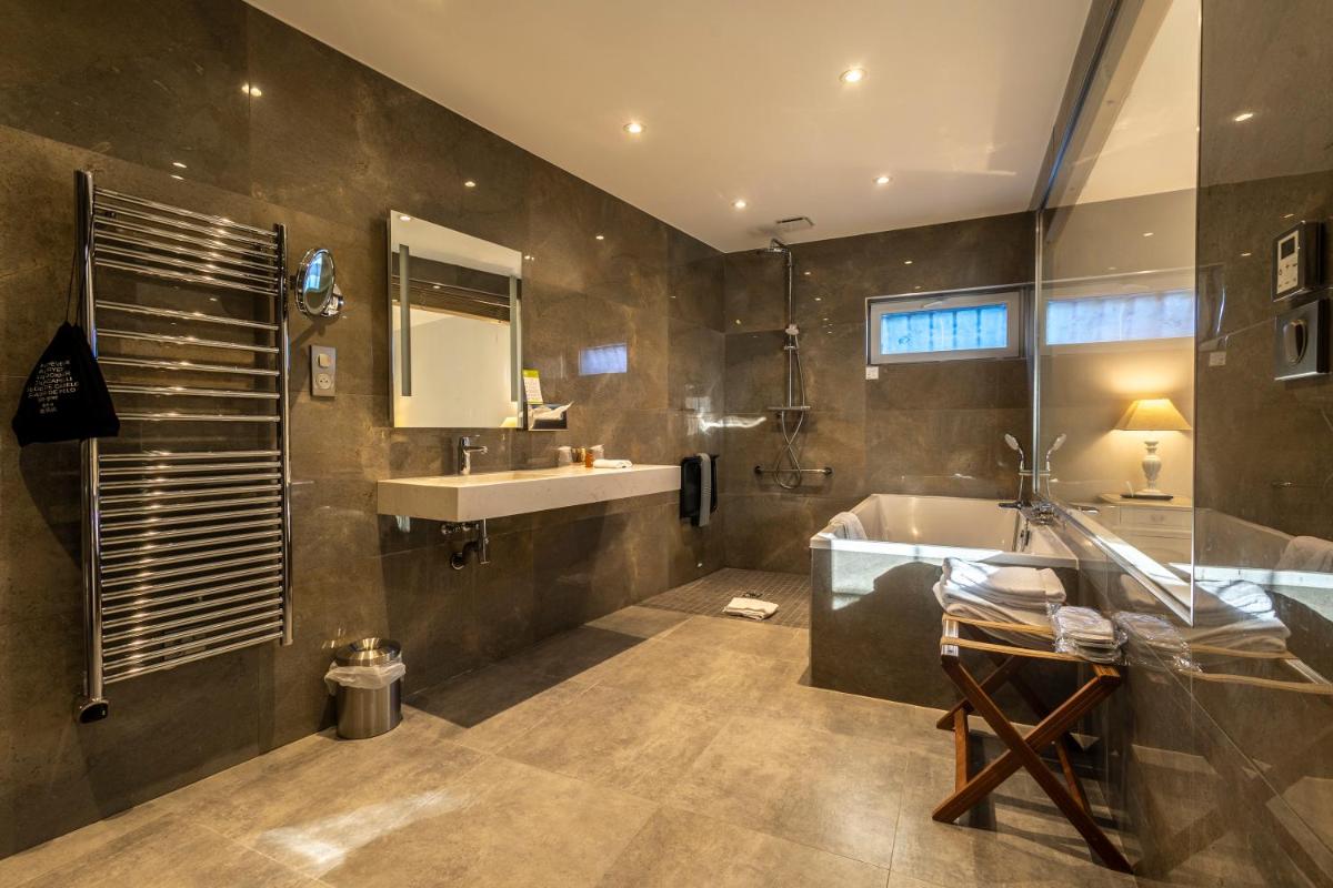 Salle de bains dans l'établissement Les Jardins d'Epicure