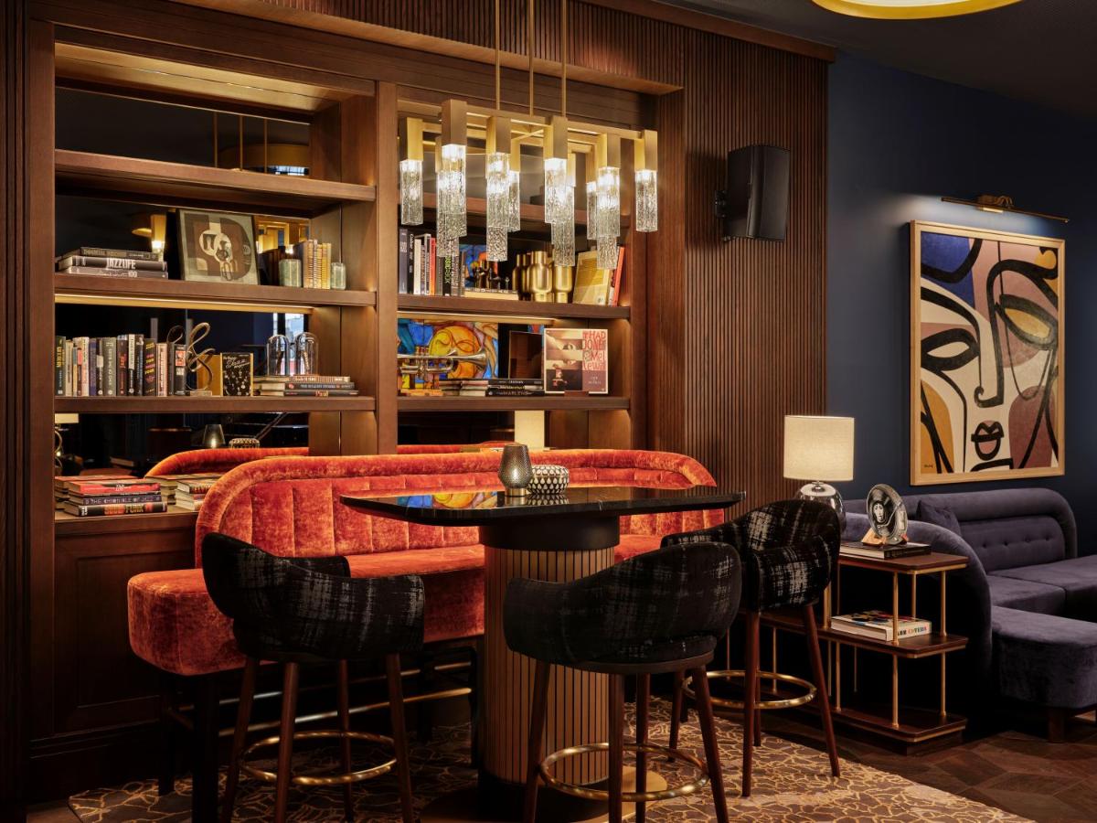 Ein Sitzbereich in der Unterkunft Rosewood Munich