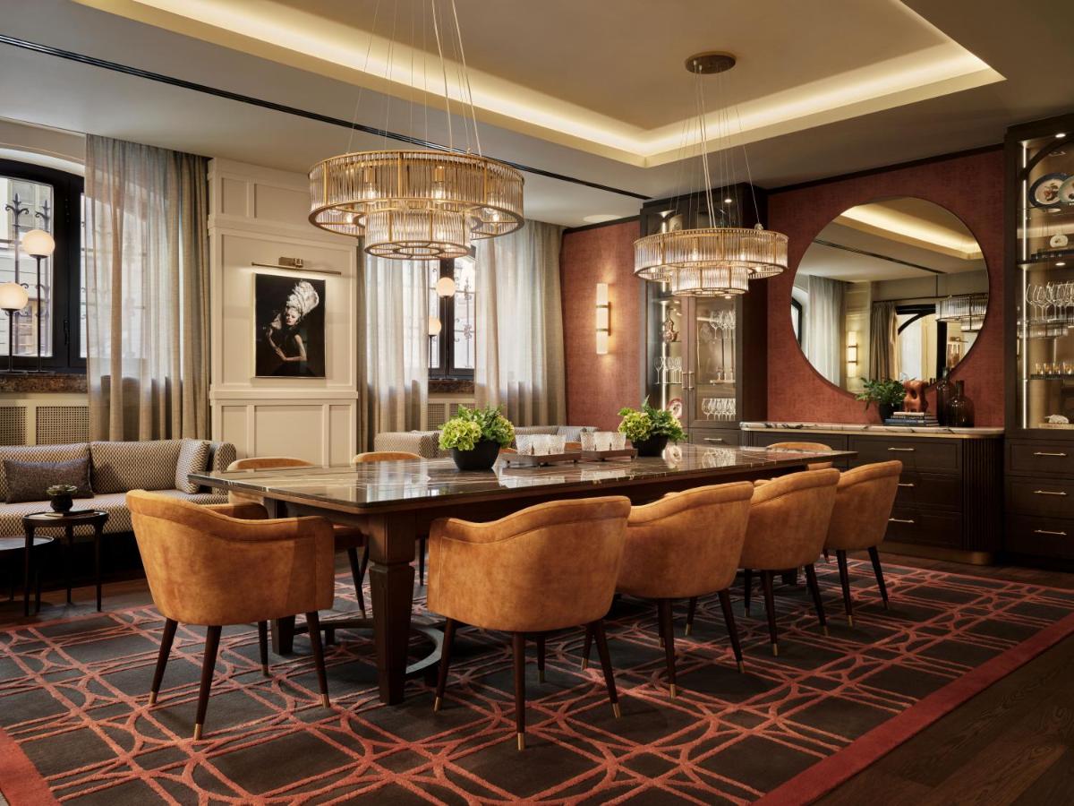 Ein Sitzbereich in der Unterkunft Rosewood Munich