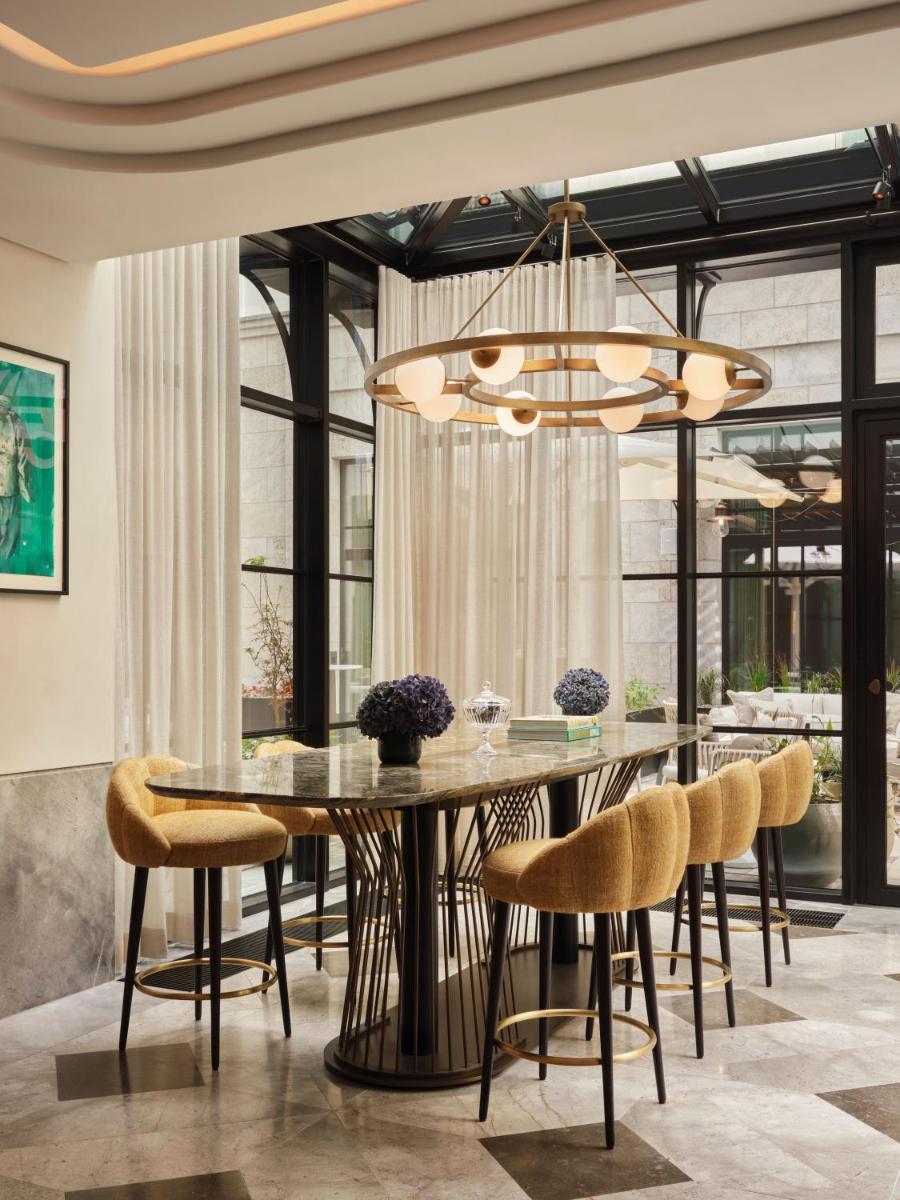 Ein Sitzbereich in der Unterkunft Rosewood Munich