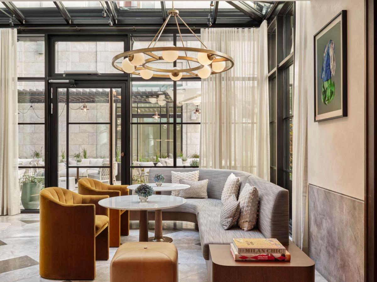 Ein Sitzbereich in der Unterkunft Rosewood Munich
