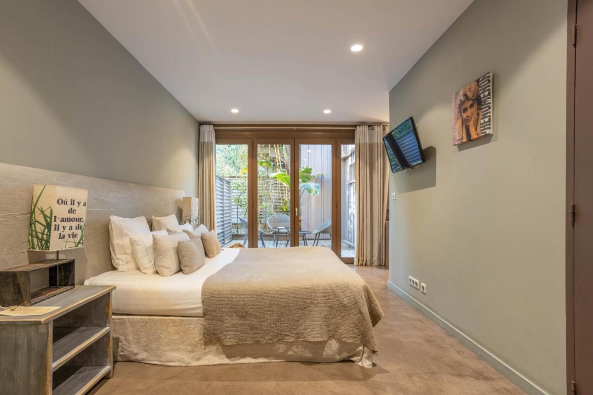 Télévision ou salle de divertissement dans l'établissement Hôtel Côté Sable