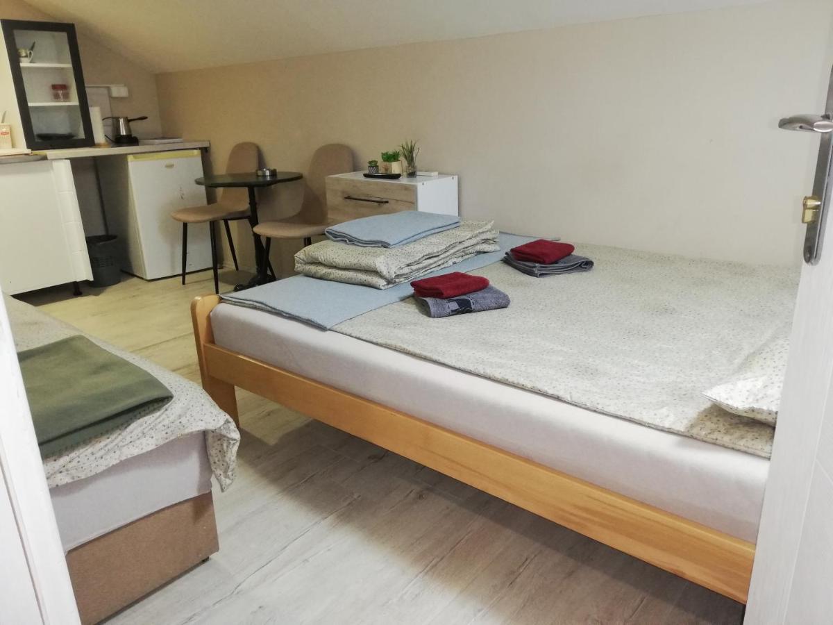 Blue Carpet Rooms - Housity