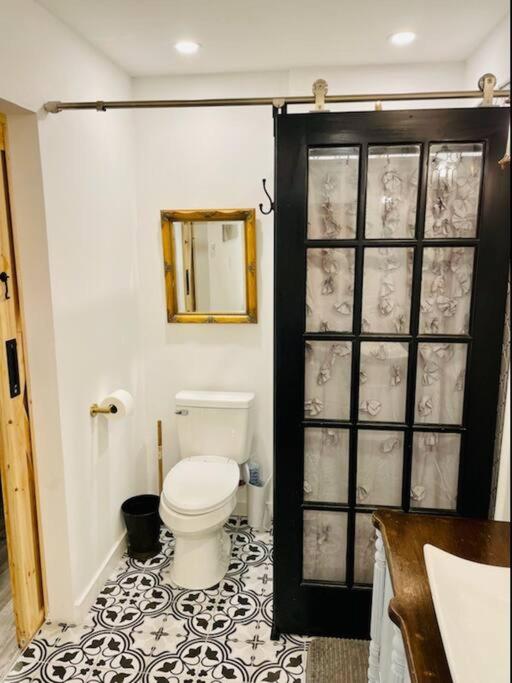 Adorable French Cottage style - 1 bedroom. - Housity
