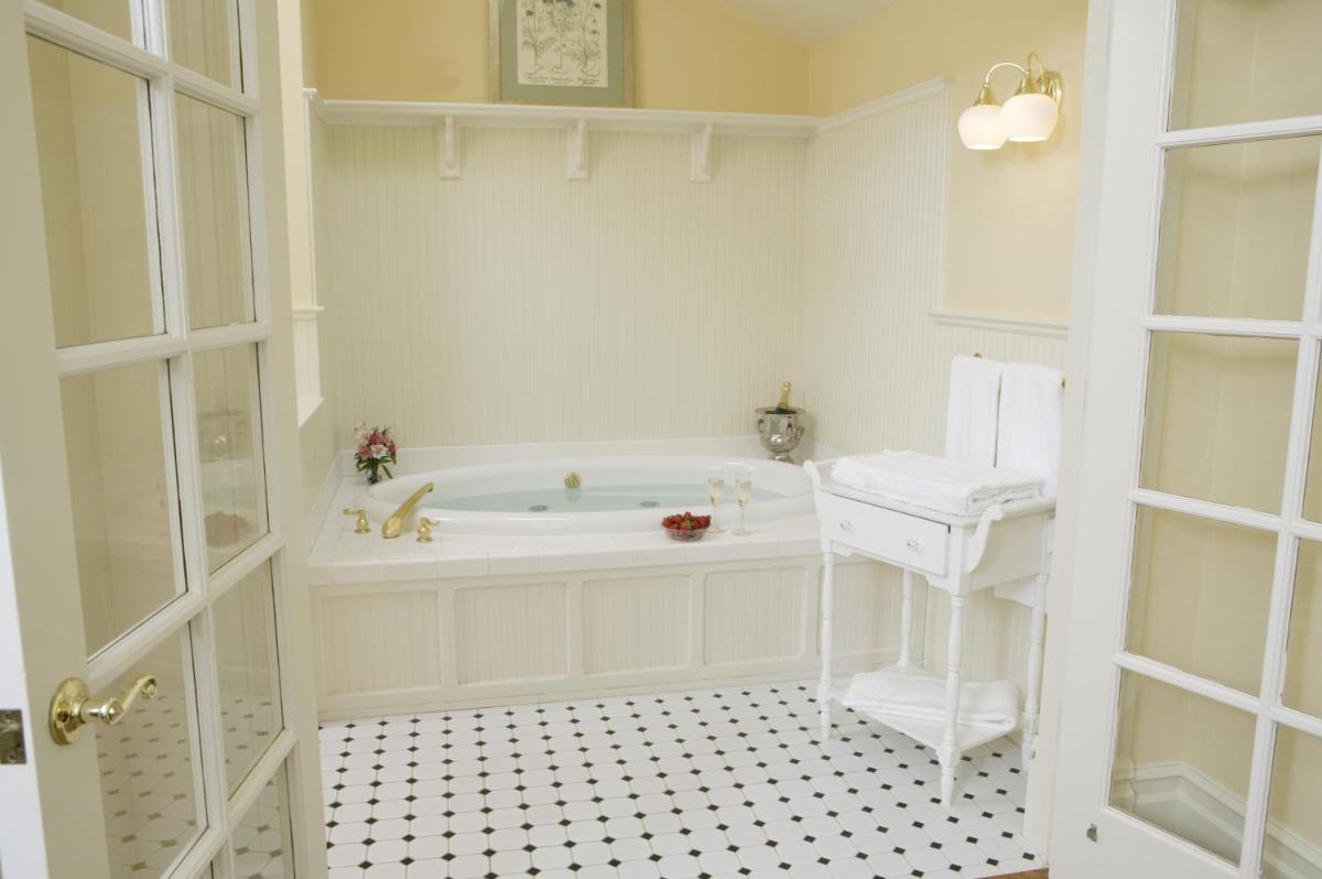 Healdsburg Inn on the Plaza, A Four Sisters Inn - Housity