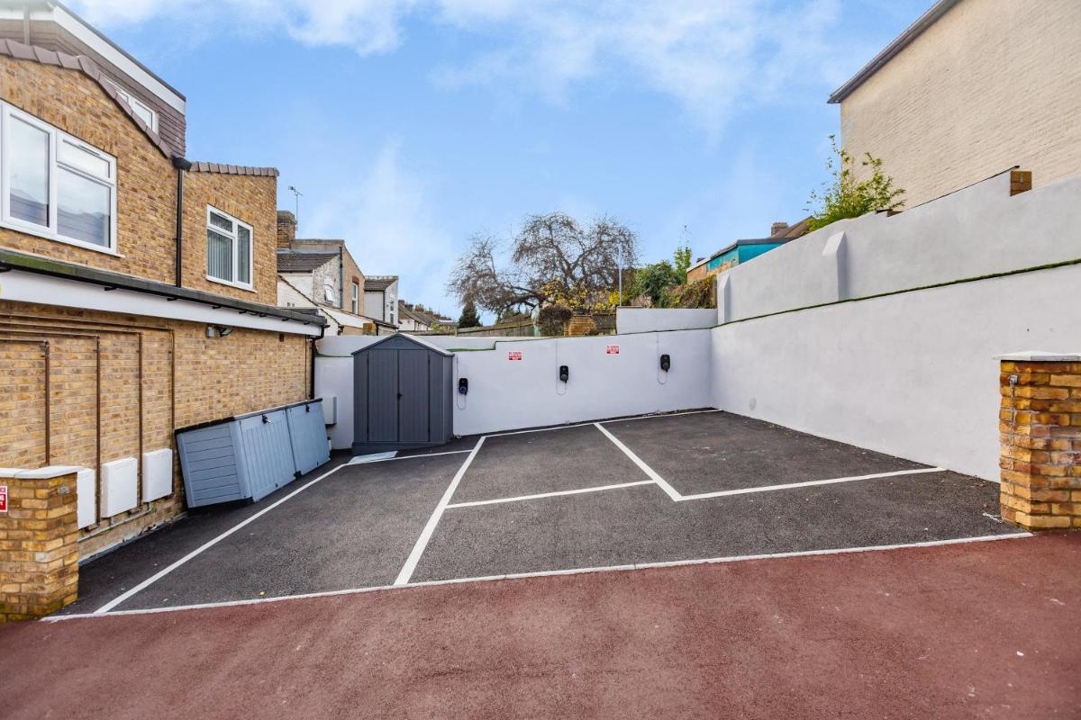 Pembroke Heights - Housity