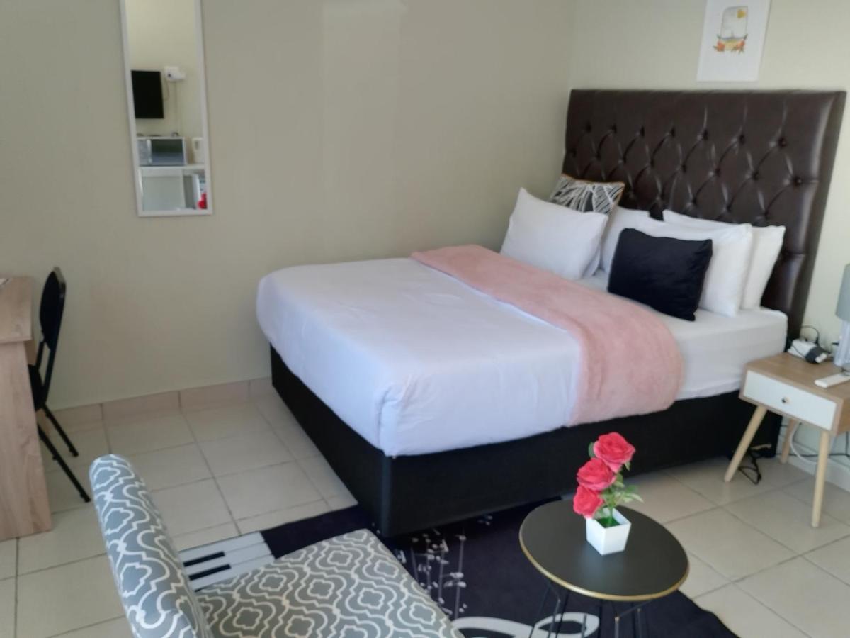 EMPEROR LODGE AND TOURS - Housity