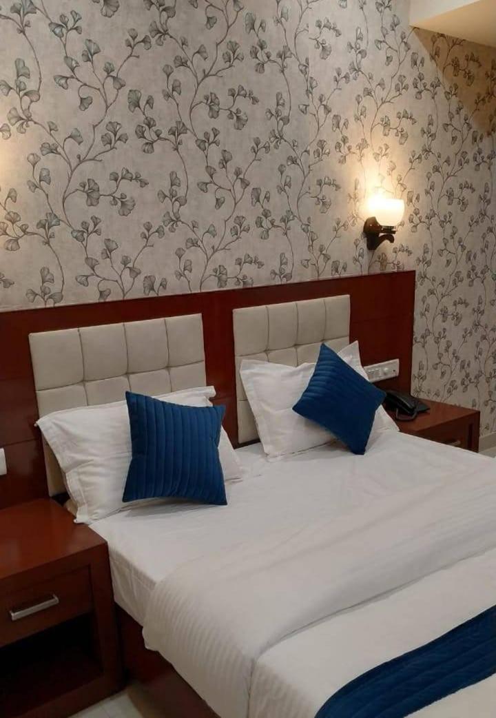 Suitetrails - Abhinav International Hotel