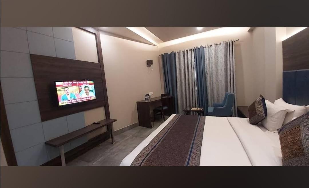 Suitetrails - Abhinav International Hotel