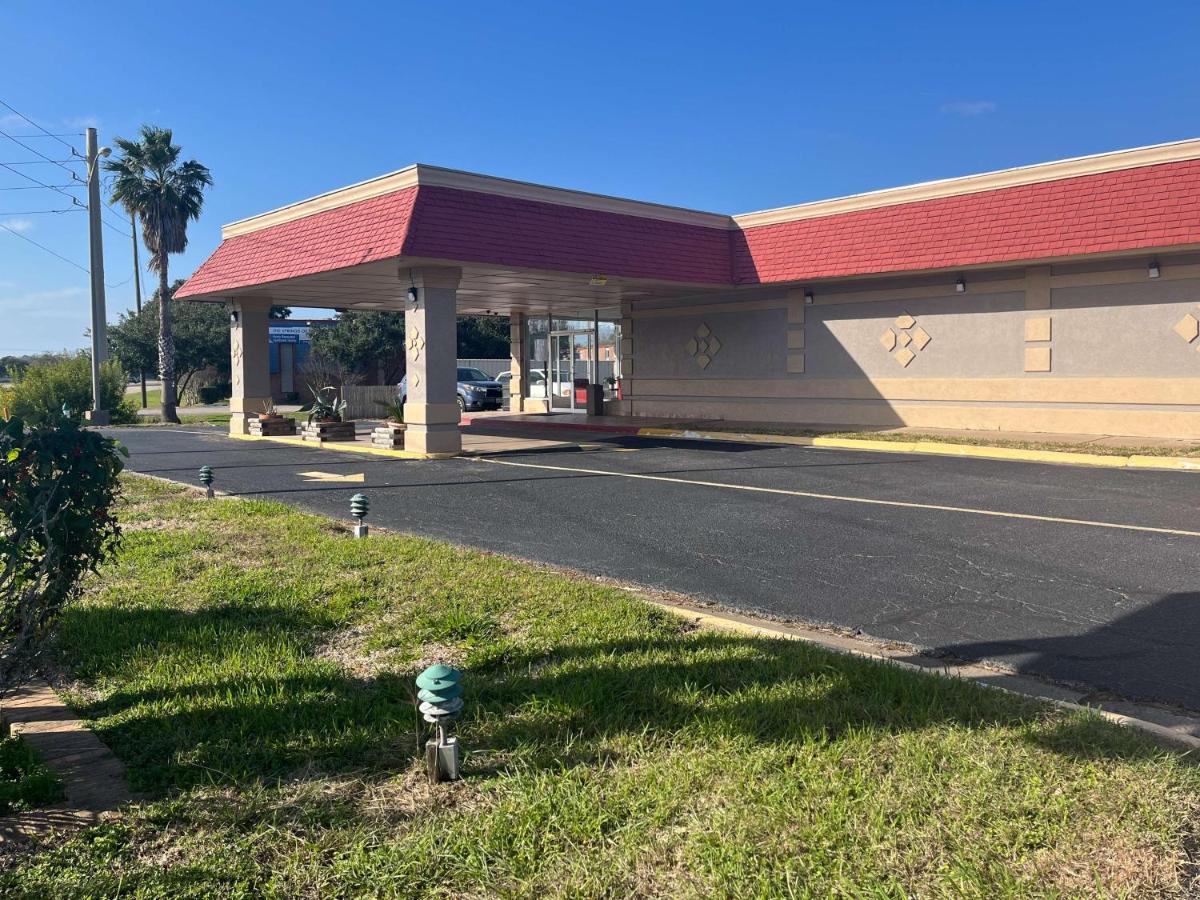 Studio 6 Lake Jackson, TX - Housity