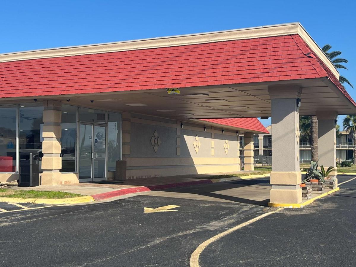 Studio 6 Lake Jackson, TX - Housity