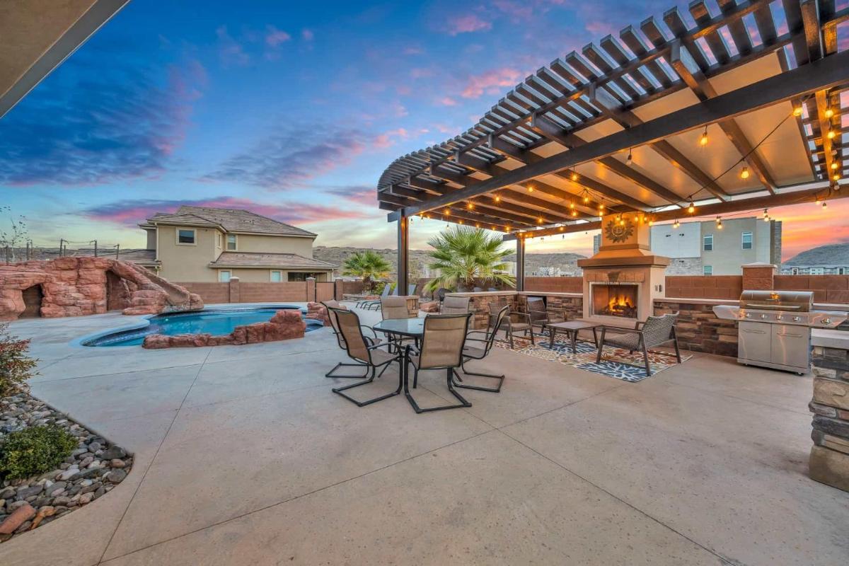 Zion Reunion Poolhouse home - Housity