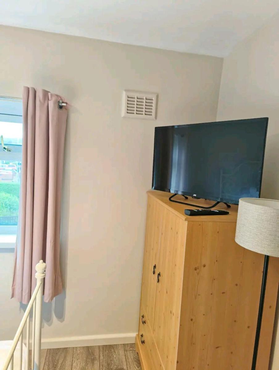 Homestay close to the hospital and Alton Towers with resident dog and cat - Housity