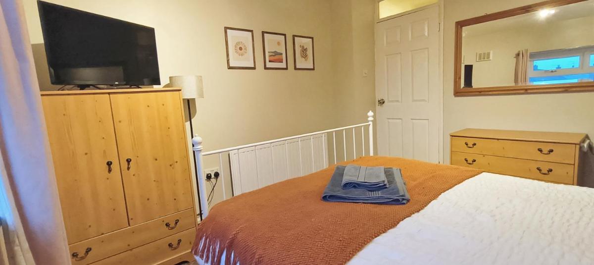 Homestay close to the hospital and Alton Towers with resident dog and cat - Housity