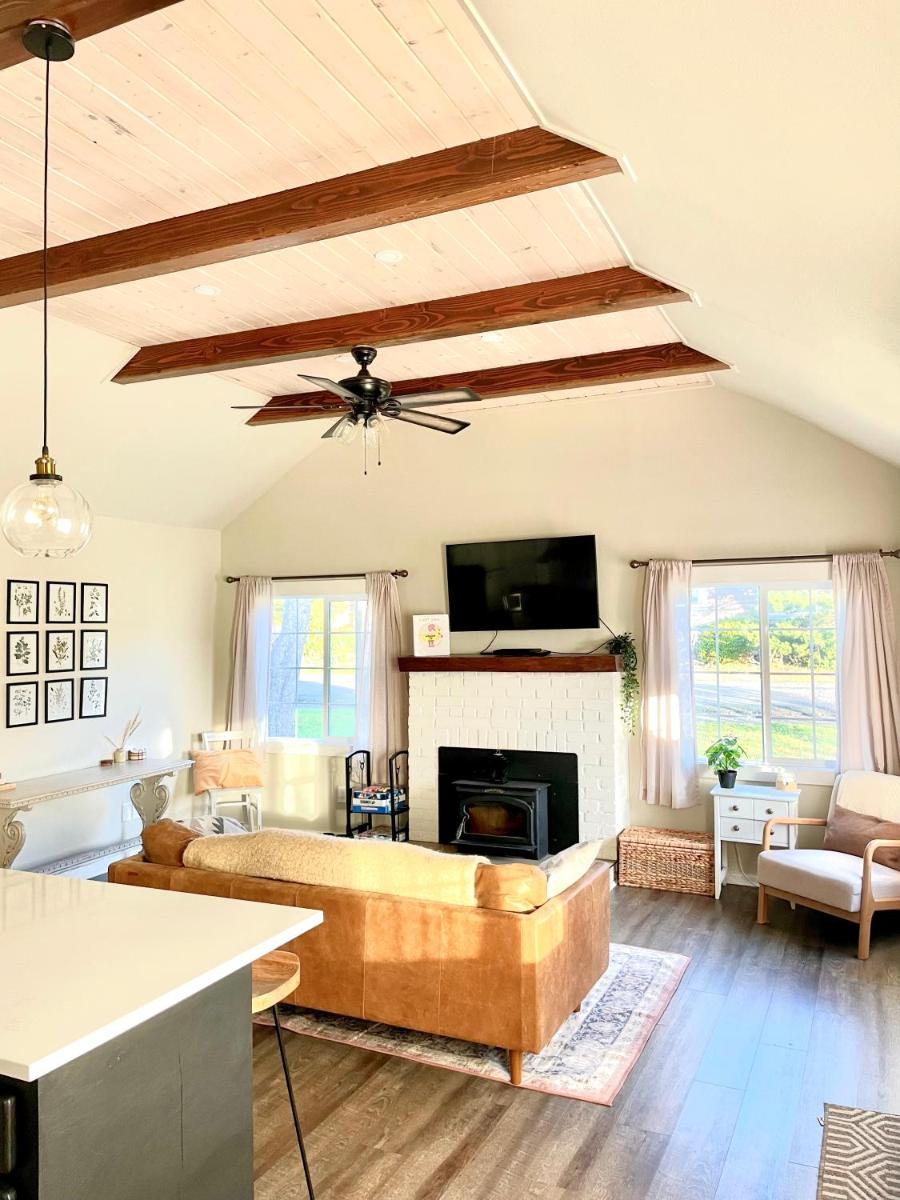 Waddle on Inn- Hot Tub, Pet Friendly, Fully Fenced, 5 Blocks to Beach! - Housity